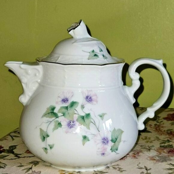 Thun Carlsbad Morning Glory Pattern fine porcelain teapot in the potbelly style - Picture 1 of 15